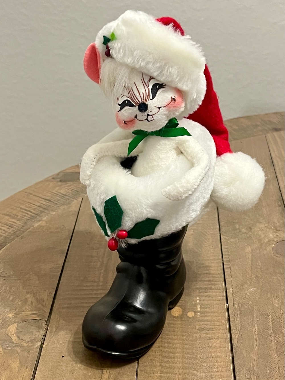 Annalee White Mouse In Santa Boot & holly 9” Christmas Holiday Decoration 2006